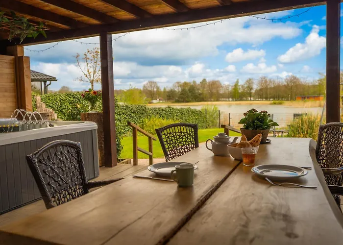 Drents Genieten - Lavendelheide Met Uitzicht Op Het Water